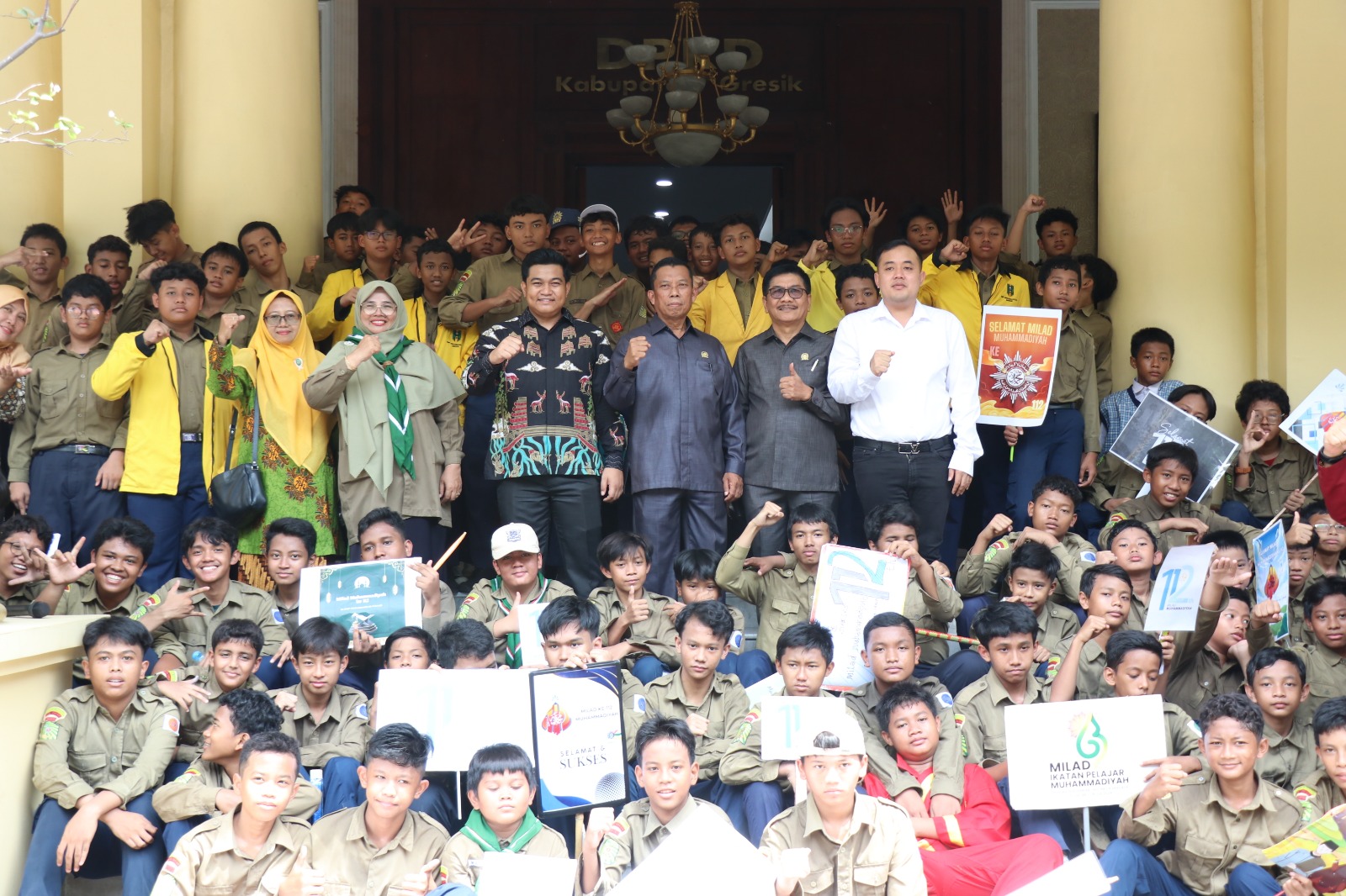 SAPA DPRD, DALAM RANGKA PAWAI MILAD MUHAMMADIYAH KE 112 OLEH SISWA DAN SISWI SMP MUHAMMADIYAH 1 GRESIK