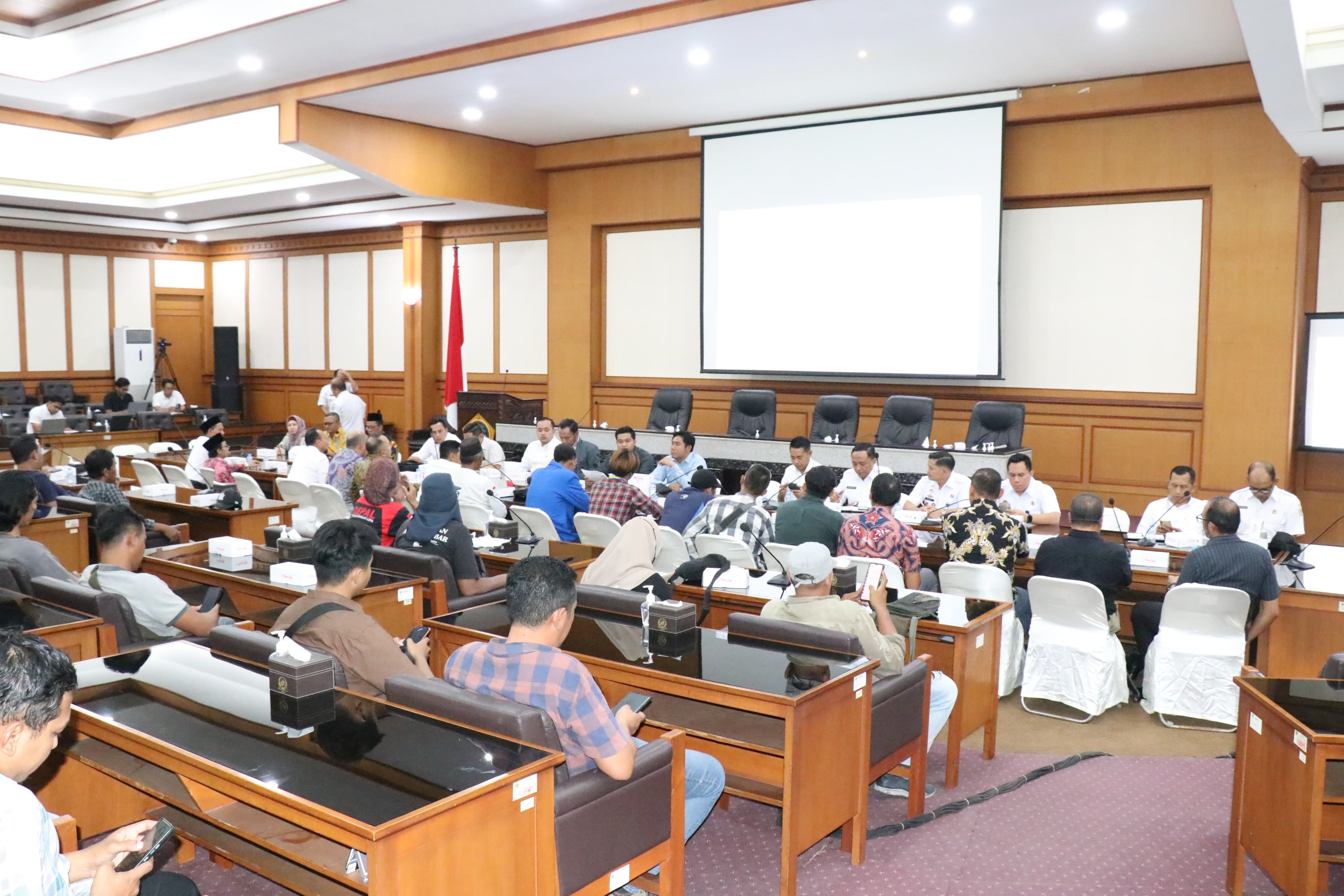 SIKAPI MASALAH TENAGA KERJA DI JIIPE, PIMPINAN DPRD INGATKAN AMANAH PERDA